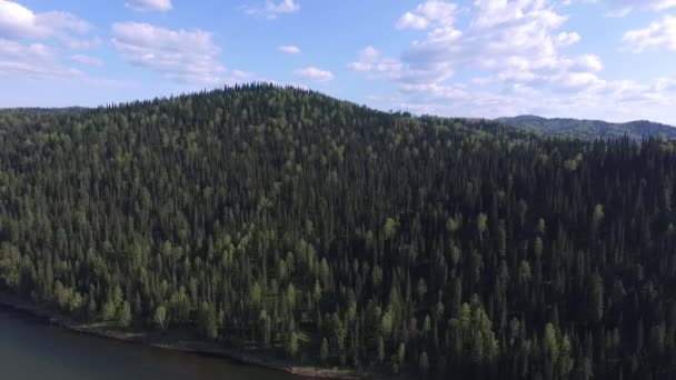 Terrain montagneux traversé par la rivière / quadrocopter — Video