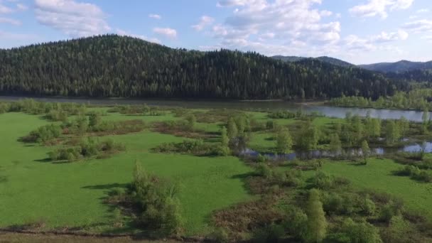 Kameramozgás, balról jobbra, a sziget, a tó (quadrocopter felett) — Stock videók