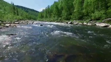 uçan kamera dağ Nehri su (quadrocopter üzerinde çok düşüktür)