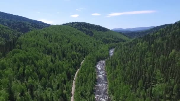 Vuelo sobre el río de la montaña (quadrocopter ) — Vídeo de stock