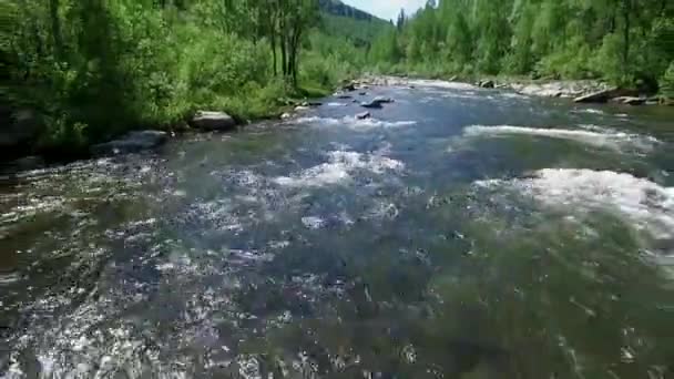 La cámara se mueve muy rápidamente aguas abajo sobre el agua (quadrocopter ) — Vídeo de stock