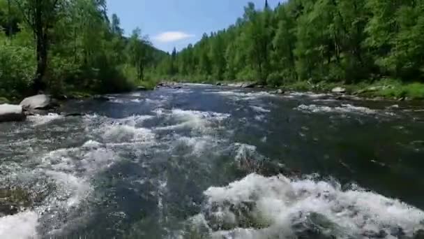 La cámara se está moviendo muy rápido contra la corriente baja sobre el agua (quadrocopter ) — Vídeo de stock