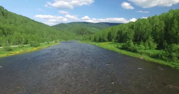 Fluss, Straße, Berg. (Quadrokopter) — Stockvideo