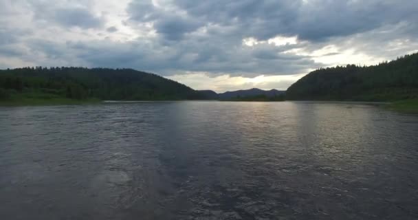 Caméras glissantes le long d'une large rivière (quadrocopter ) — Video