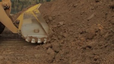 Yükleyici Kepçe doldurur