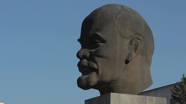 A statue of Lenin in Ulan-Ude — Stock Video