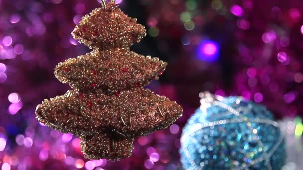 Pequeño árbol de Navidad, bolas de Navidad . — Vídeo de stock