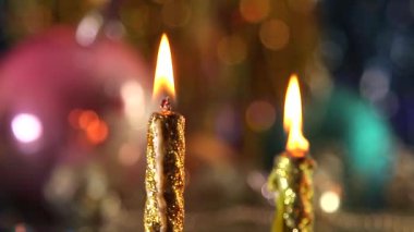 Mumlar arka planda Noel süslemeleri