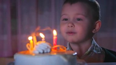 kek üzerine mumlar dışarı çocuk darbeler