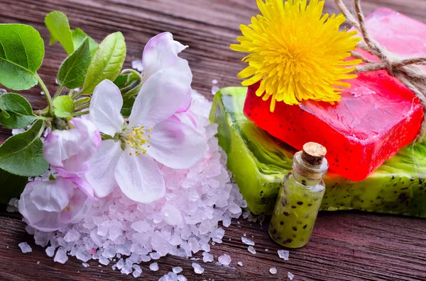 Spa. Deniz tuzu çiçeklerle. ahşap backgrou meyve ile sabun