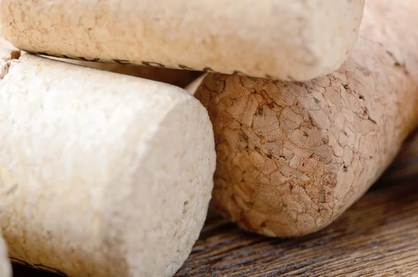 Tahta masadaki şarap mantarları.