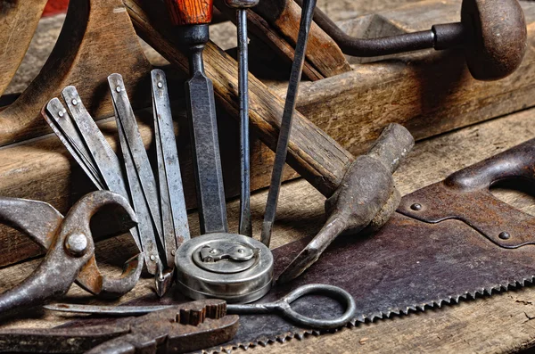Oude carpenter's hulpmiddelen voor het werken met hout — Stockfoto