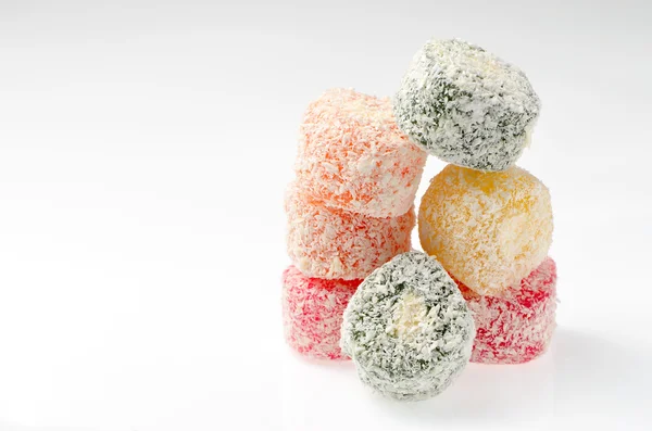Dolci Turco Delizia, gelatina di frutta in cocco chips colore su uno sfondo bianco — Foto Stock