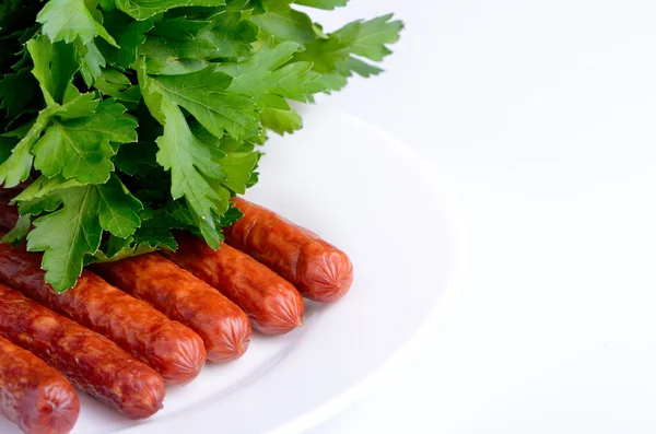 Beyaz tabak portre üzerinde füme avcılık sosis