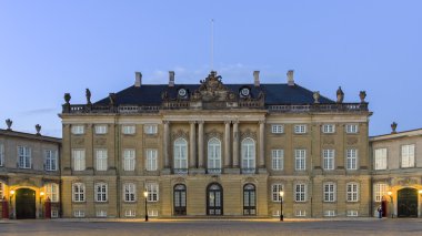 Dört aynı klasik Sarayı cepheler Amalienborg meydanında birini