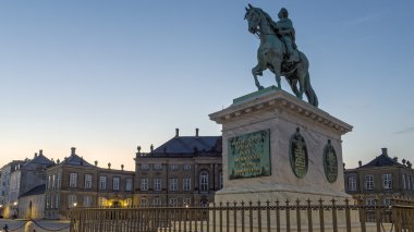 Frederik V Kopenhag Amalienborg meydanında atlı heykeli