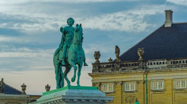 Frederik V Kopenhag Amalienborg meydanında atlı heykeli 1768 üzerinden