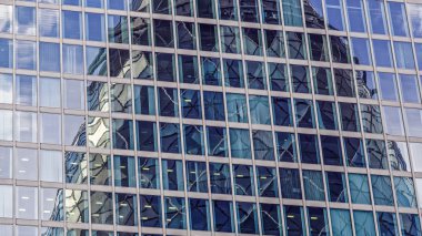 Bir başka yansıtan Londra modern binalar