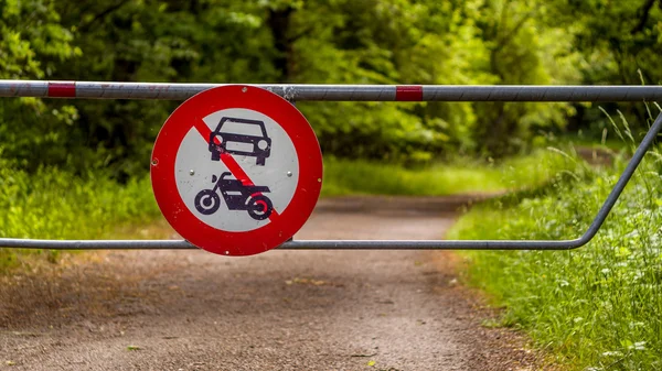 Europese geen auto's of motorfietsen verkeersbord — Stockfoto