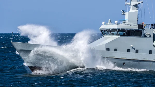 Dánské pobřežní hlídka loď prorážet hrubé vlny — Stock fotografie