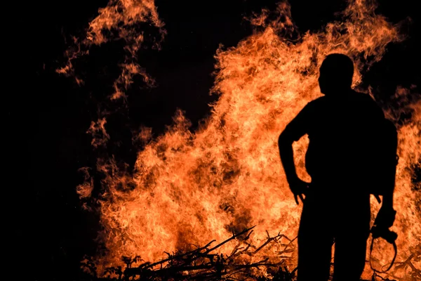 Photographe regarder le feu de joie — Photo