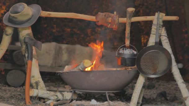 Открыть огонь приготовления пищи, жарить мясо во время выпечки хлеба в голландской печи — стоковое видео