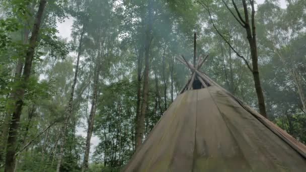 Humo bramando de un tipi en el bosque — Vídeos de Stock