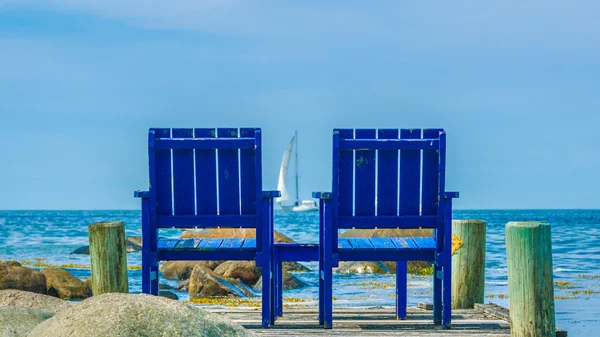 Blå stole ved havet Royaltyfrie stock-fotos