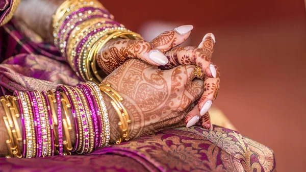 Las manos de la novia del sur de la India mientras espera — Foto de Stock