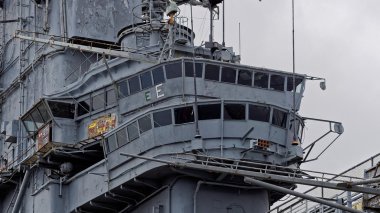 USS Hornet, Amiral'in köprü (aşağıda) ve Kaptan'ın Köprüsü (yukarıdaki)