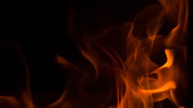 Yanan yavaş, oksijen, alevler siyah arka plan üzerine düşük