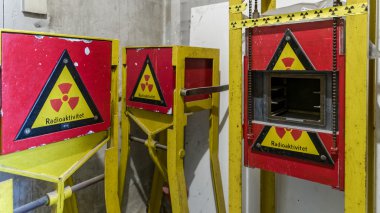 Radyoaktivite kapları ile ağır kurşun kapılar