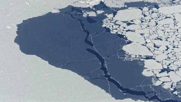 Çatlamak yukarıya ve buzdağları şekillendirme Polar Arctic deniz buz. uçaktan gördüm