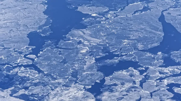 Frozen sea water forming ice sheets in the arctic sea, seen from a plane — Stock Photo, Image