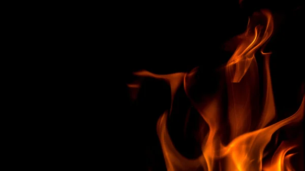 Brûlure lente, faible teneur en oxygène, flammes sur fond noir — Photo