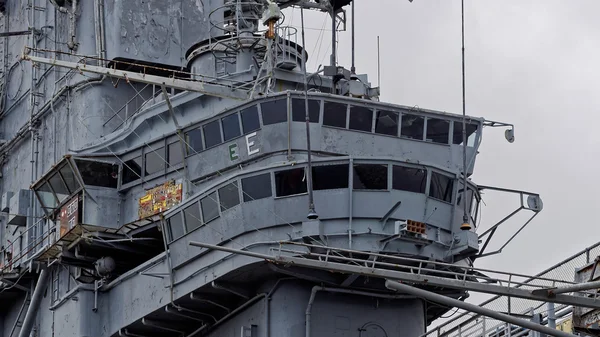 USS Hornet, του Admiral γέφυρα (κάτω) και η γέφυρα του καπετάνιου (παραπάνω) Εικόνα Αρχείου