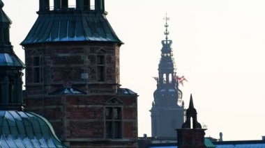 Eski Kopenhag. Christiansborg Sarayı'nın kulesinde dalgaolan Danimarka Kraliyet bayrakları 