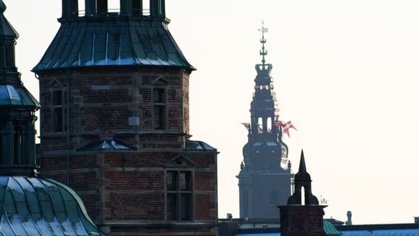 El viejo Copenhague. Banderas danesas reales renunciando a la aguja del Palacio de Christiansborg — Vídeo de stock
