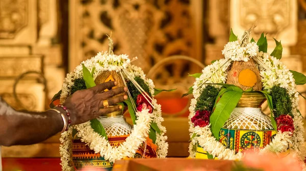 Hindu-Priester verkleidet Kokosnüsse für Braut und Bräutigam — Stockfoto