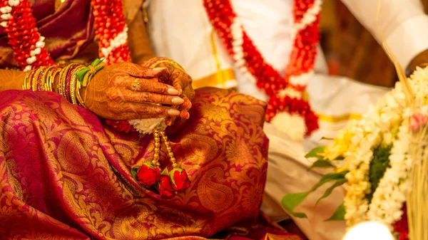 Ινδικό νύφη εκμετάλλευση κόκκινα λουλούδια — Φωτογραφία Αρχείου