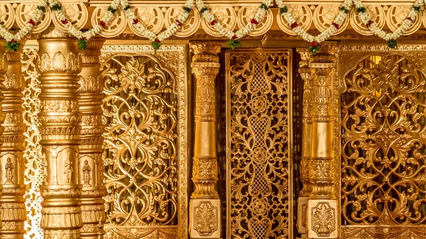 Indischer provisorischer goldener hinduistischer "Tempel" für Hochzeiten — Stockfoto