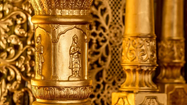 Indischer provisorischer goldener hinduistischer "Tempel" für Hochzeiten — Stockfoto
