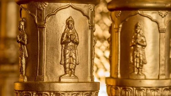 Indischer provisorischer goldener hinduistischer "Tempel" für Hochzeiten — Stockfoto