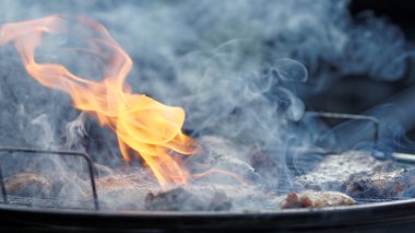 alevler ve ızgara et