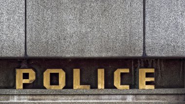 Polis işareti bir gri beton duvar,