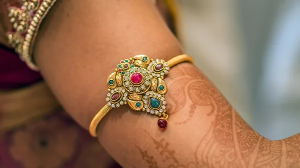 South Indian bride's arm jewelry — Stock Photo, Image