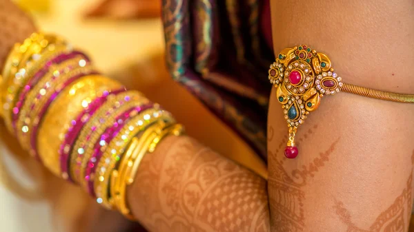 Της νύφης Νότια ινδική κοσμήματα βραχίονα — Φωτογραφία Αρχείου