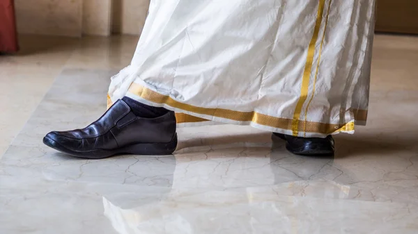 Zapatos de estilo occidental, dhoti de seda india — Foto de Stock