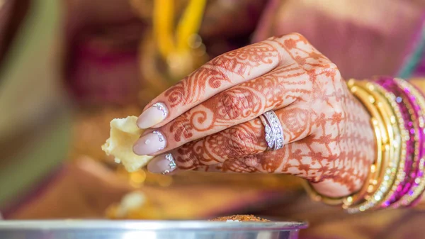 Indian bride eating food — Stock Photo, Image