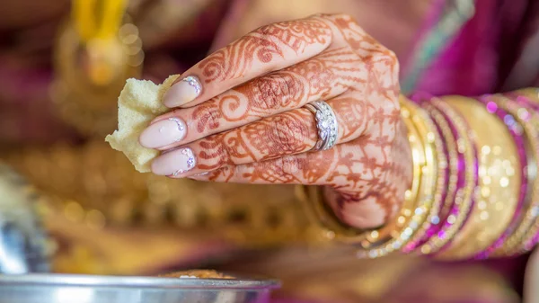 Indian bride eating food — Stock Photo, Image